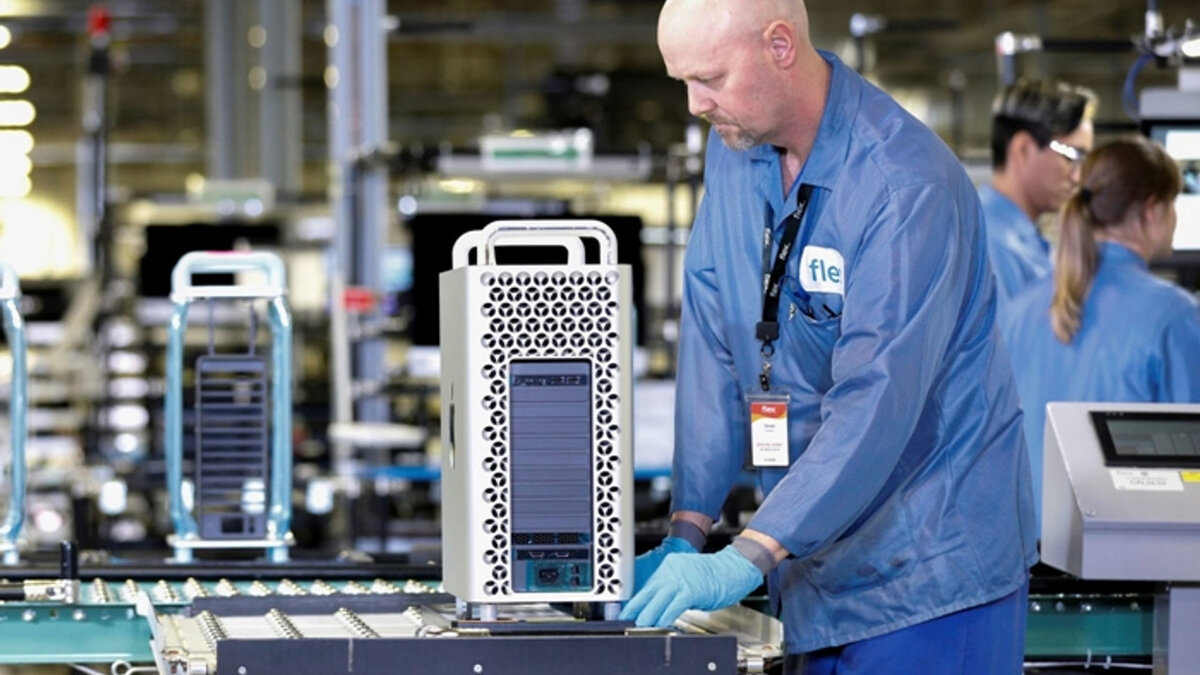Сотрудники Flextronics International Apple работают над сборкой компьютеров Apple Mac Pro в Остине, штат Техас
