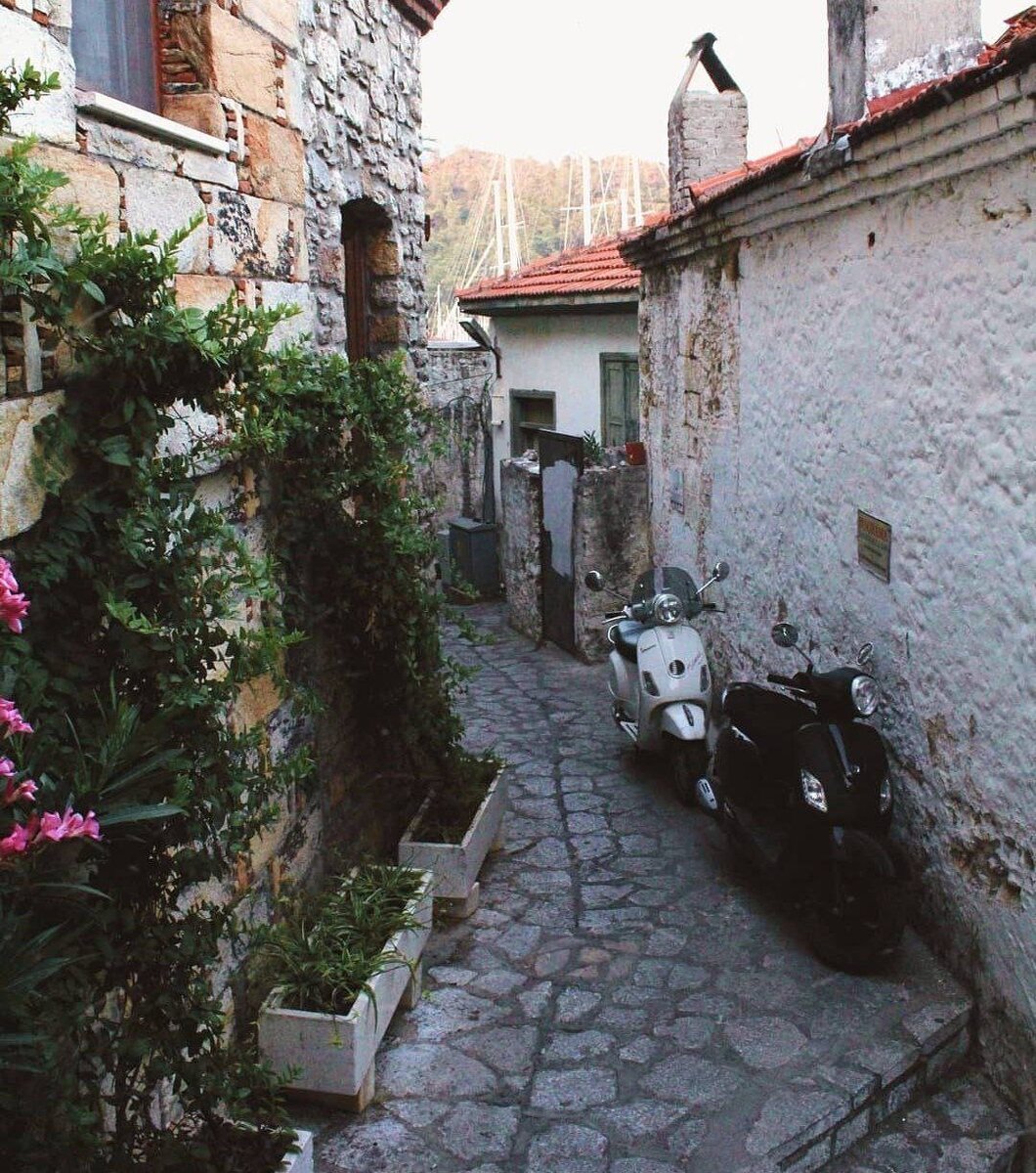 Фан-факт: за полгода до того, как попасть в "Парусную Академию", я отдыхала в Мармарисе, так что фото из личного архива :)