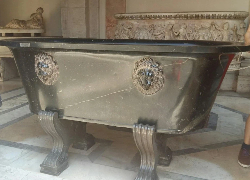 Странные ванны в Ватикане без сливных отверстий.