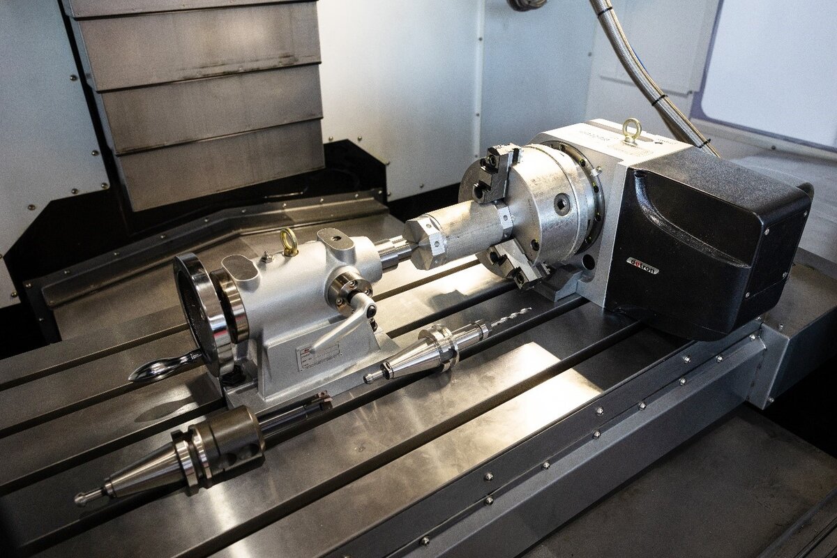 Поворотный стол 4-ая ось DETRON GXA-170S с задней бабкой, установлена на рабочем столе станка SPACE 540