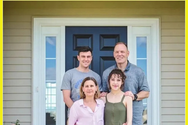     Это не простая семейная фотография: где-то на ней прячется кот. Сможете ли вы найти хитрого питомца?