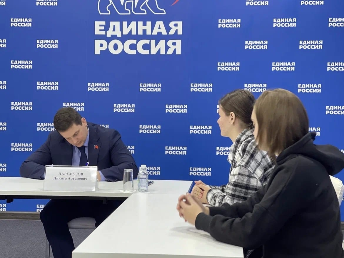 Депутат Ростовской-на-Дону городской Думы Никита Паремузов на приеме в региональной общественной приемной партии. 