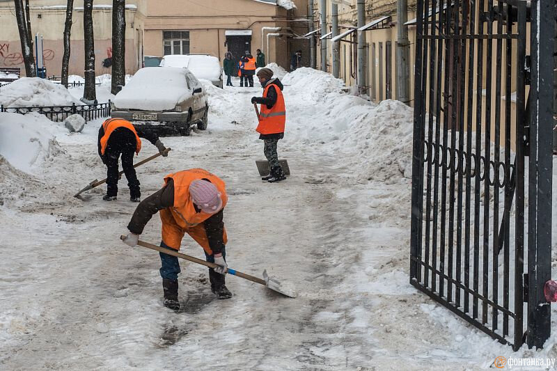 Жилком отзыв. Уборка улиц от снега. Снег на улице. Снежный двор. Уборка снега фото.