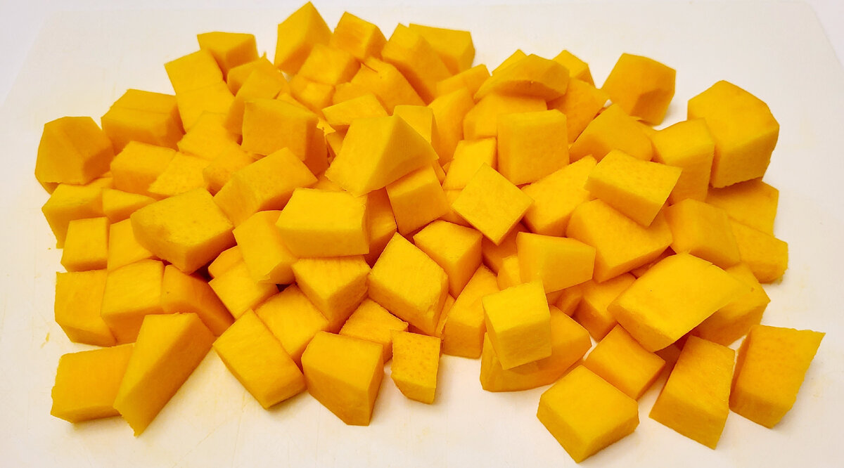 Фото автора. Тыкву нужно почистить и нарезать кубиками. 