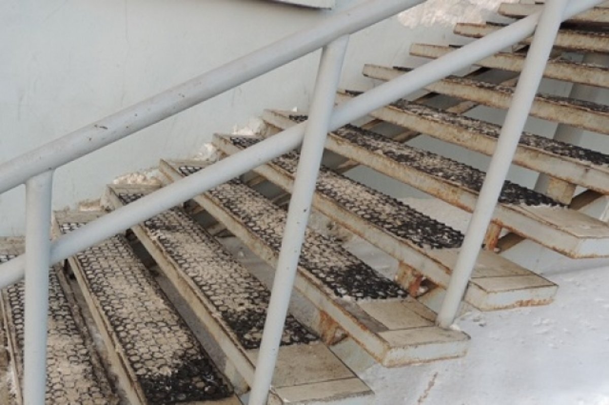    Возле мурманской гимназии №7 обновят опасную лестницу