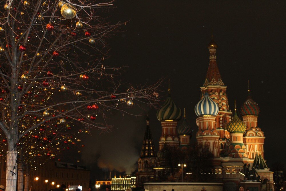 Прем на новый год. Новогодняя красная площадь. Предновогодняя красная площадь. Новогодний переулок. Москва красная площадь новый год 2019