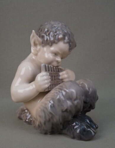Фавн, играющий на свирели. Фарфоровая статуэтка 1950-х годов. 