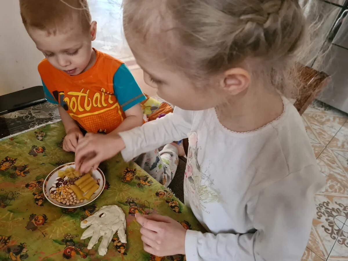 Анютка с Савелием делают поделку из соленого теста
