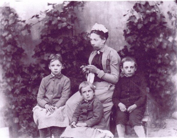 Ливония Карлайл с детьми, внуками Хью Карлайла. LNB