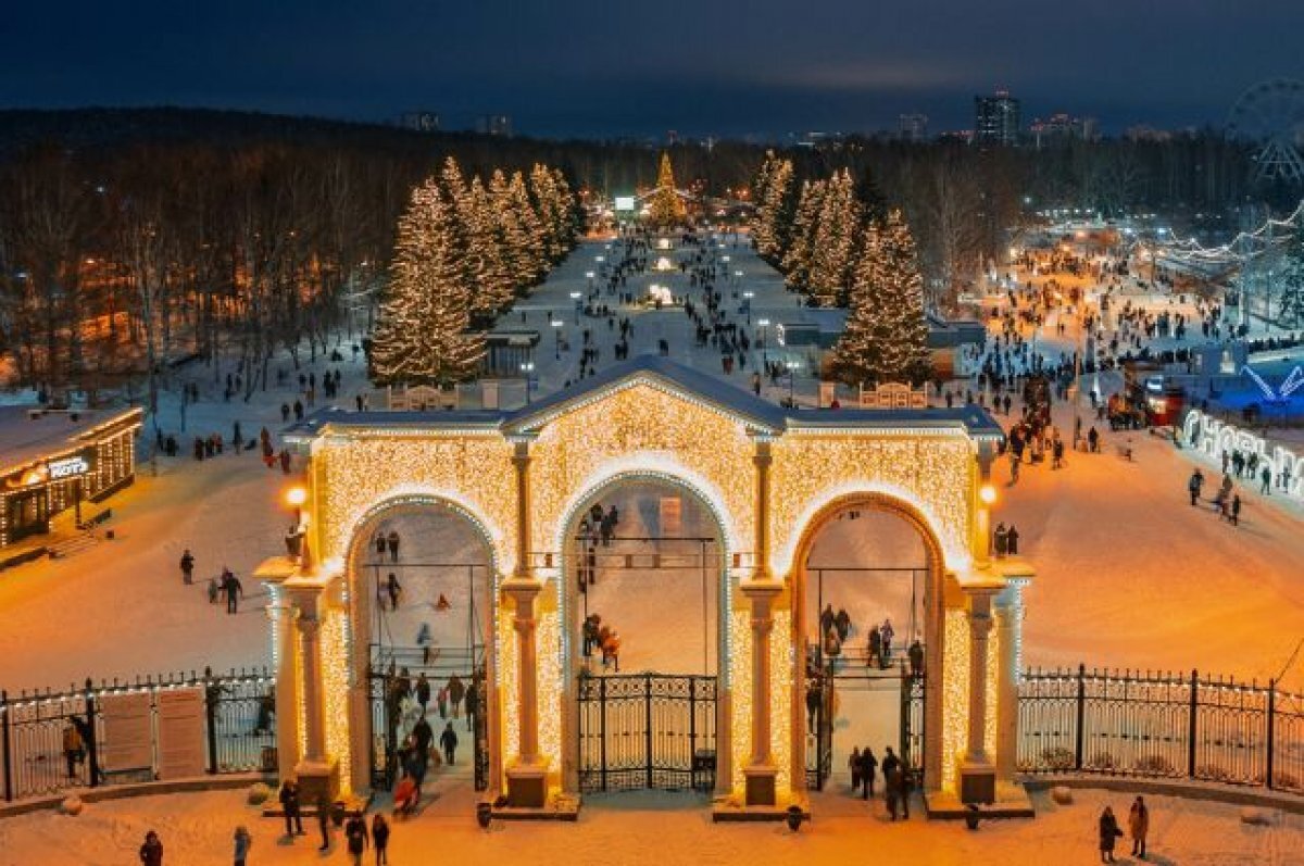    Огни собственной главной елки зажгли в ЦПКиО Екатеринбурга