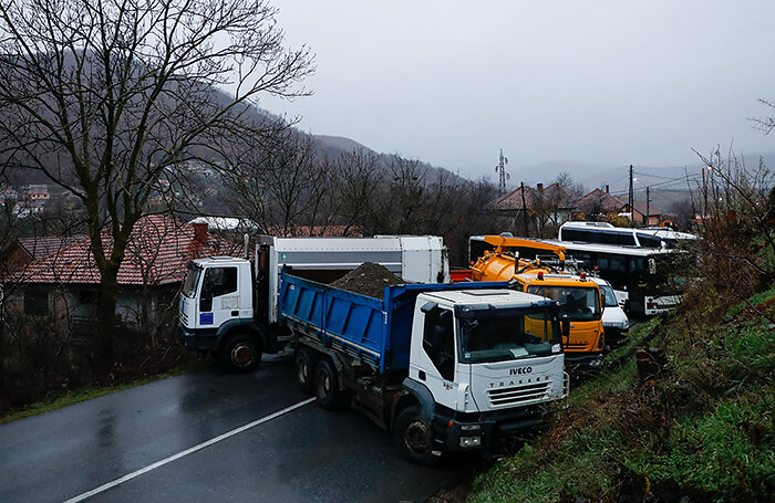    Баррикады в северной части этнически разделенного города Митровица.Florion Goga/Reuters