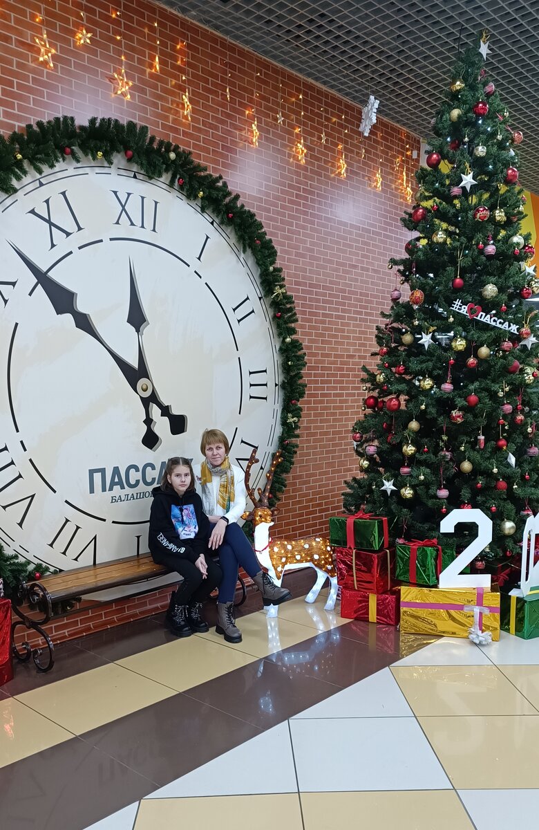 На часах уже двенадцать, без пяти) 