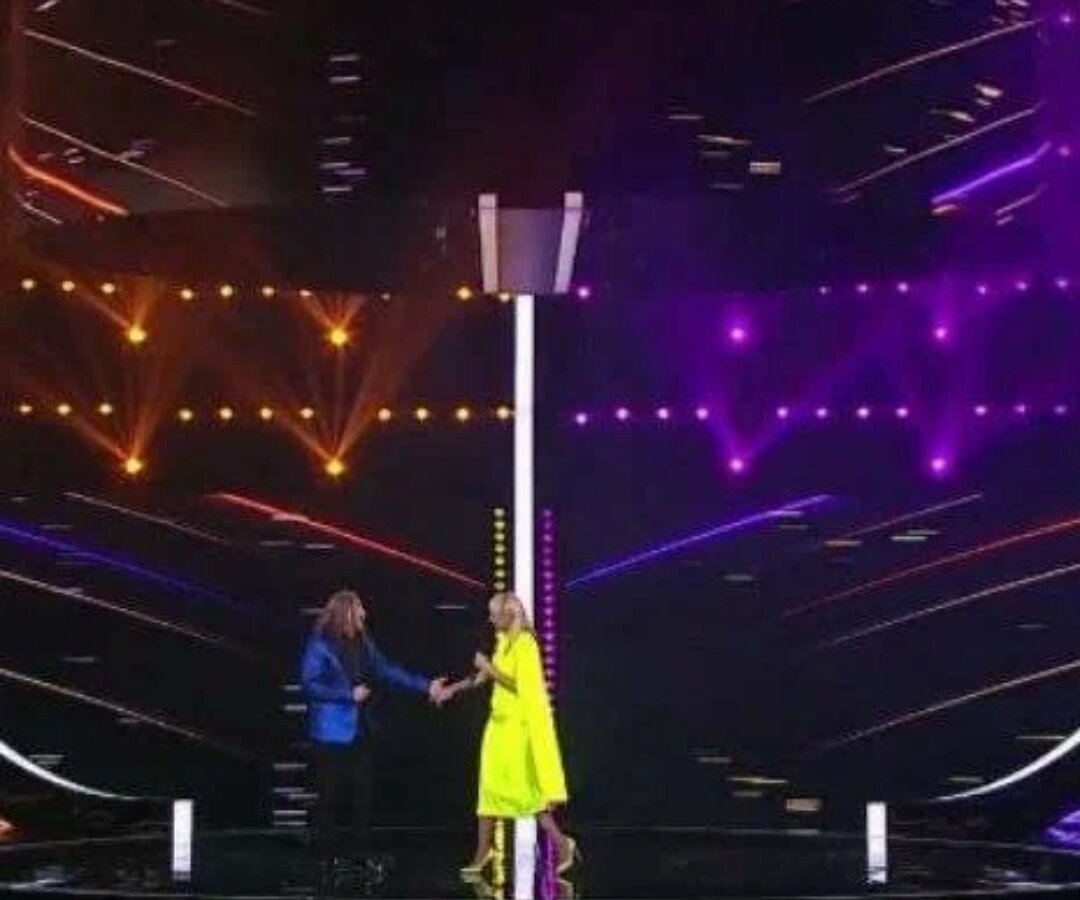Орбакайте упала на сцене на концерте. Орбакайте Николаев флаг Украины. Орбакайте в желтом Николаев в синем. Орбакайте на шоу дуэты в цвета украинского флага и Николаев. Орбакайте в желтом платье и Николаев в синем.