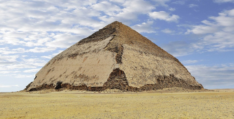 Пирамида Дашур. Дашур пирамида Снофру. Ломаная пирамида в Египте. Дахшур Египет.
