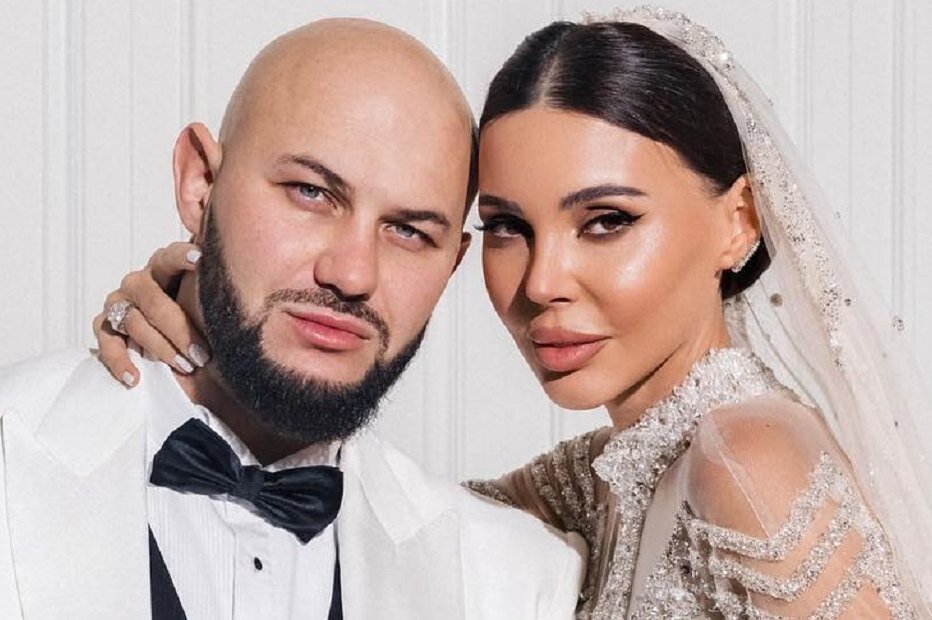     «Нашей семье 10 лет!»: Оксана Самойлова в роскошном свадебном платье снялась с Джиганом