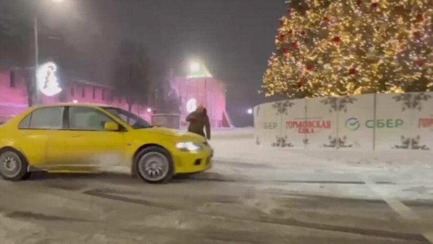     Нижегородские дрифтеры устроили автохоровод вокруг главной новогодней елки на площади Минина. Ролик об этом появился в Telegram-канале NITROZME.