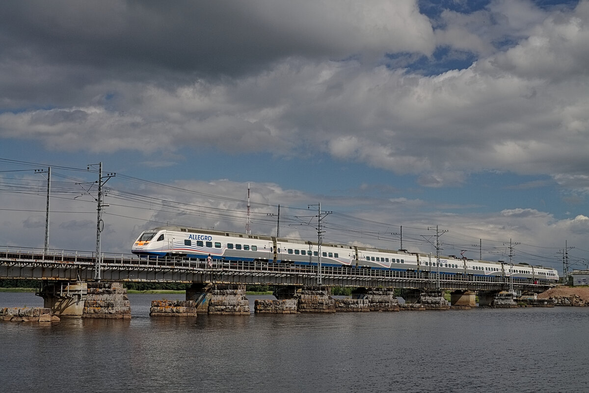 © Neu-Zwei / CC BY-SA 4.0 (Поезд «Аллегро», курсировавший между Хельсинки и Петербургом до марта 2022 г. Финляндский мост, Выборг)