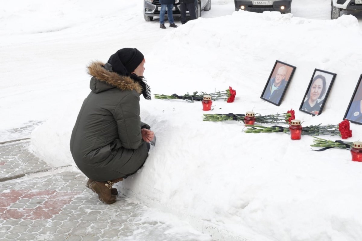    Вдове погибшего водителя стало плохо возле мемориала около томского ОПЦ