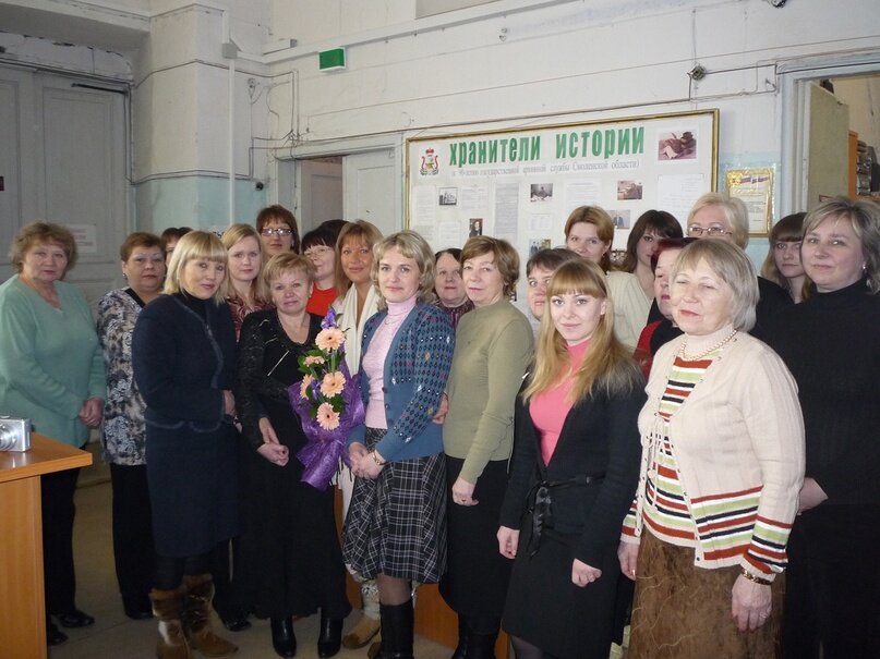 Сотрудники Государственного архива Смоленской области с актрисой Еленой Прокловой (в центре). 2010 г.