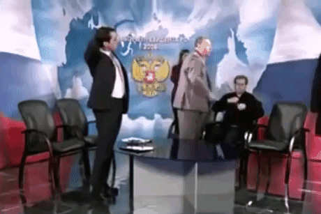 Мюрат учтиво помогает последнему депутату покинуть зал заседаний.