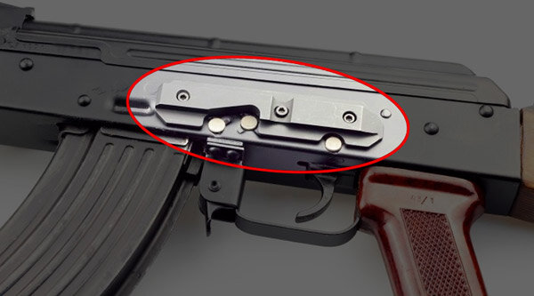 Боковая планка для крепления прицелов на АК (фото из открытых источников) 