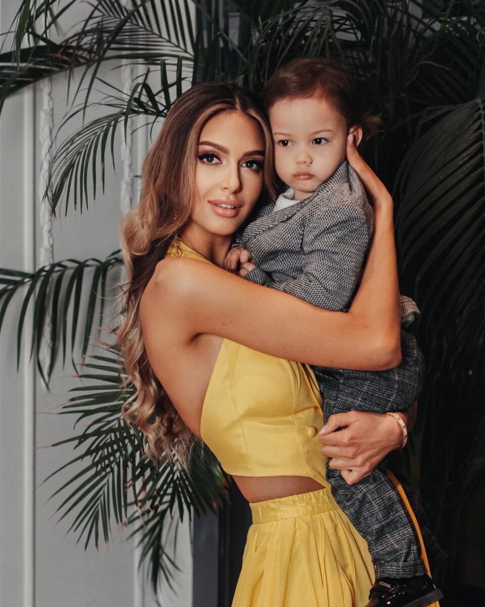    Оксана Воеводина с трехлетним сыном от Келантана Мухаммада V Фото: glagol.press