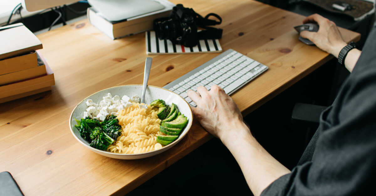 Пропуск обеда. Еда за рабочим местом. Lunch at the Desk. Обед на котором предали.