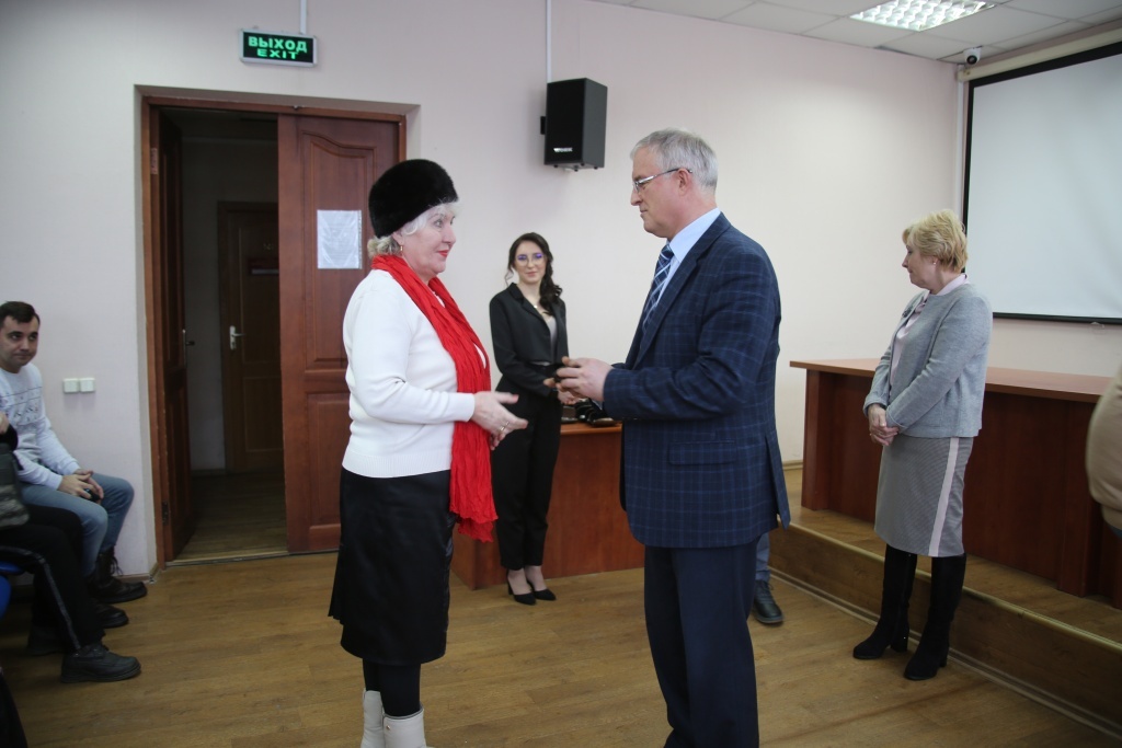 В Твери ветеранам Заволжского района парламентарии вручили очки