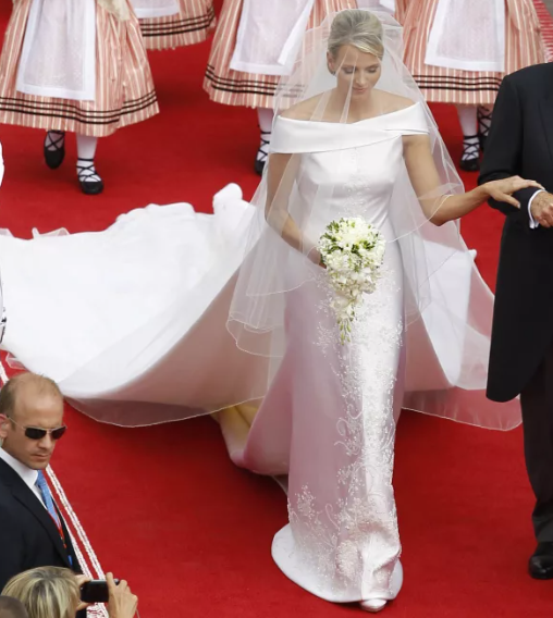 Посмотрите, как сильная и тренированная пловчиха Шарлен стараниями великого кутюрье выглядит тонкой и хрупкой...(фото с просторов Интернета)