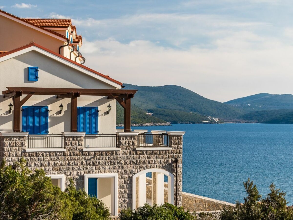 Снять домик на горе море. Луштица Черногория. Lustica Bay Черногория. Вилла дом в Тивате Черногория. Дом у моря в Черногории.