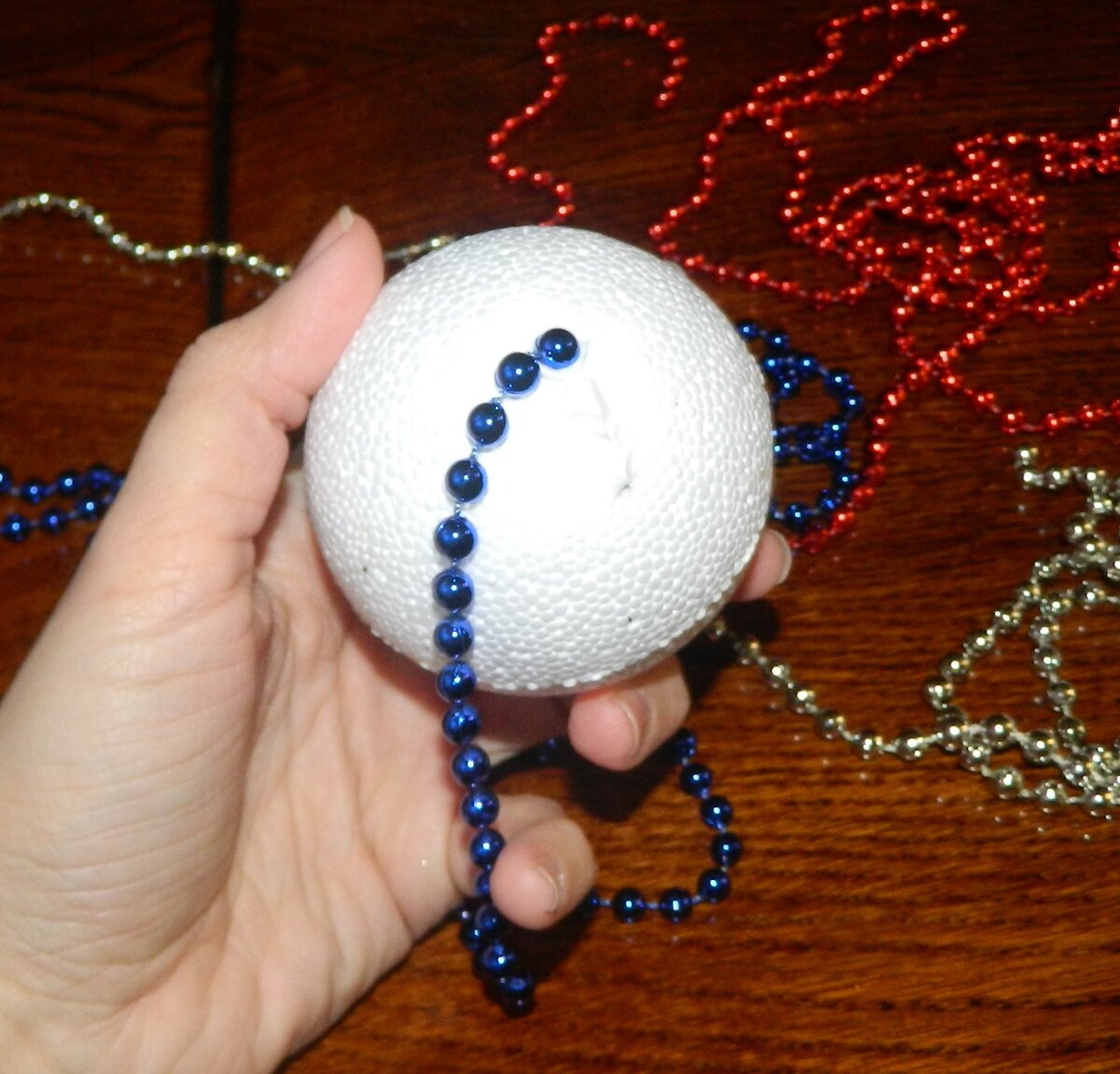 Шар, закрепленный на синей цепочке