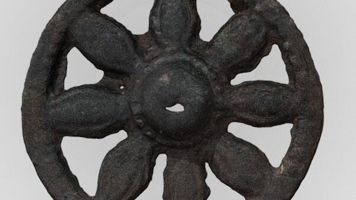    Бронзовая колесовидная подвеска. XI–XIV вв. н.э. © Фото : пресс-служба Сибирского Федерального Университета