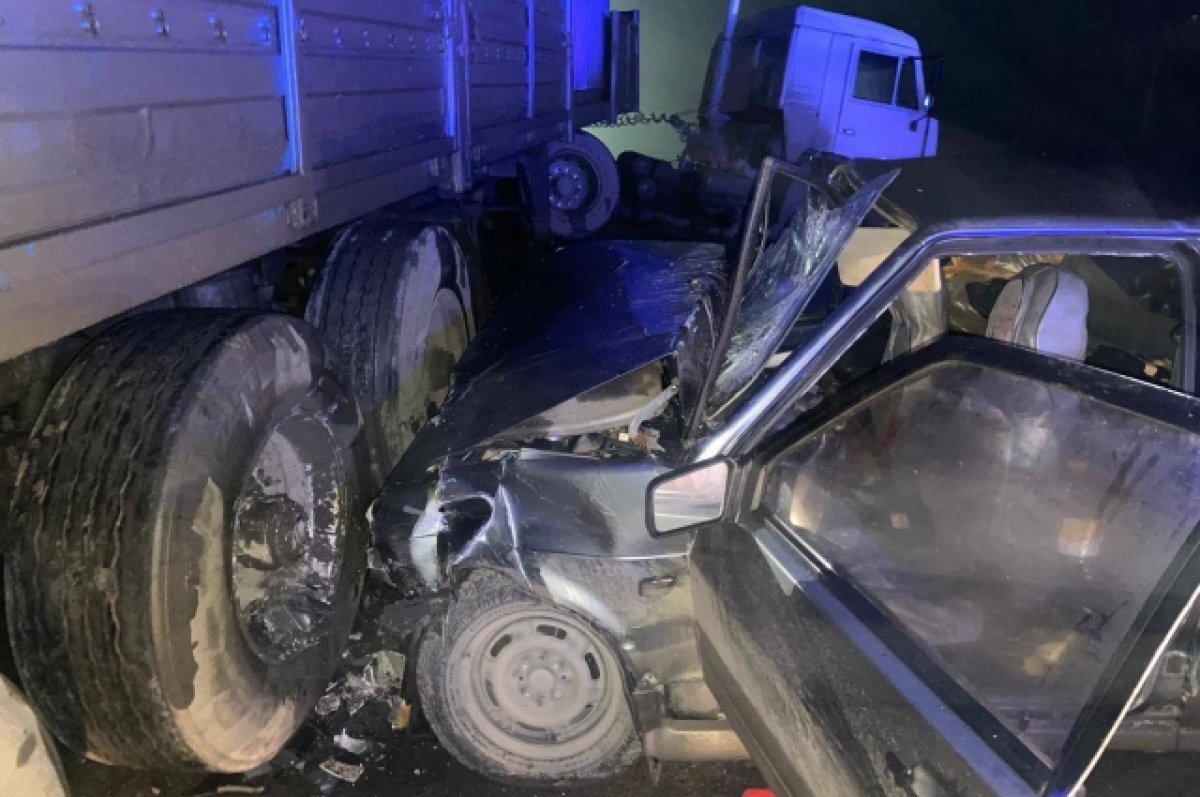    В Ростовской области Lada пробила ограждение на трассе и врезалась в КАМАЗ