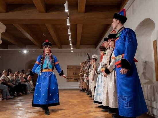     Особенным подарком для псковичей стал показ уникальных народных костюмов из конского волоса авторства Даримы Жалсановой – руководителя Театра моды «Морин эрдэни» и традиционных бурятских нарядов авторства Цыбикмы Берзиной. Здесь и далее фото Псковского музея-заповедника