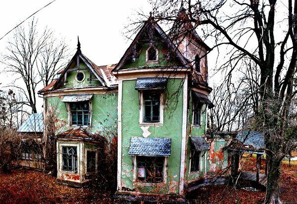 Дом в Петербурге с разбитыми стеклами