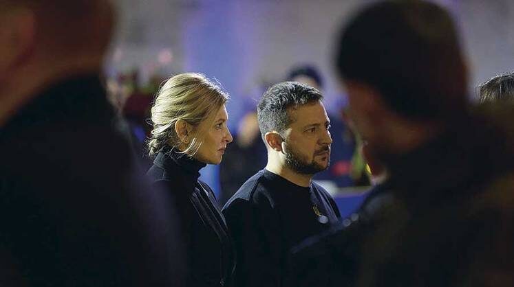    IMAGO/APAIMAGES Президент Украины Владимир Зеленский с супругой на церемонии прощания с погибшими при крушении вертолета в Броварах под Киевом