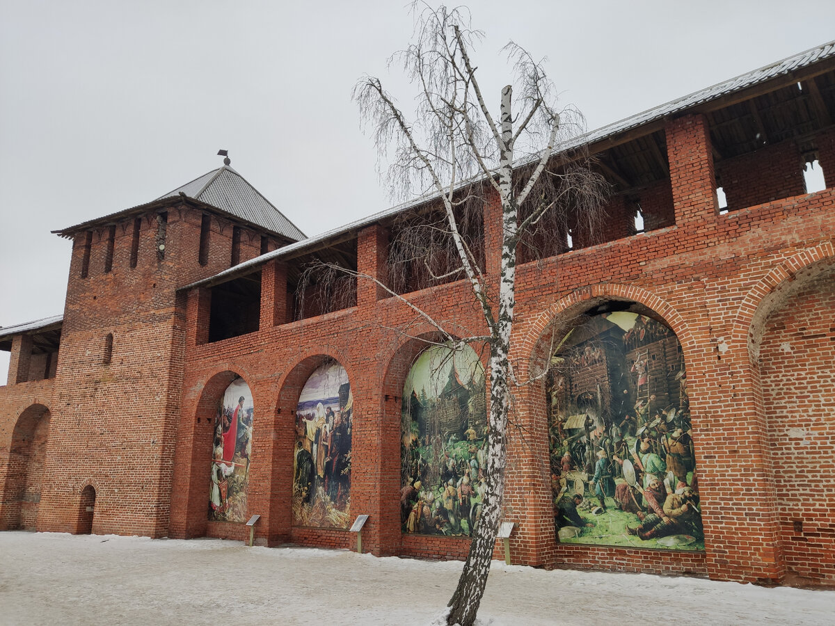 Ямская башня с восстановленным фрагментом стены