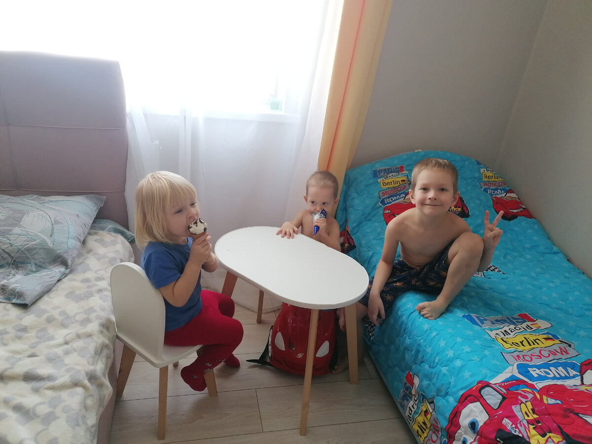 Пока мы готовили, они мороженком баловались