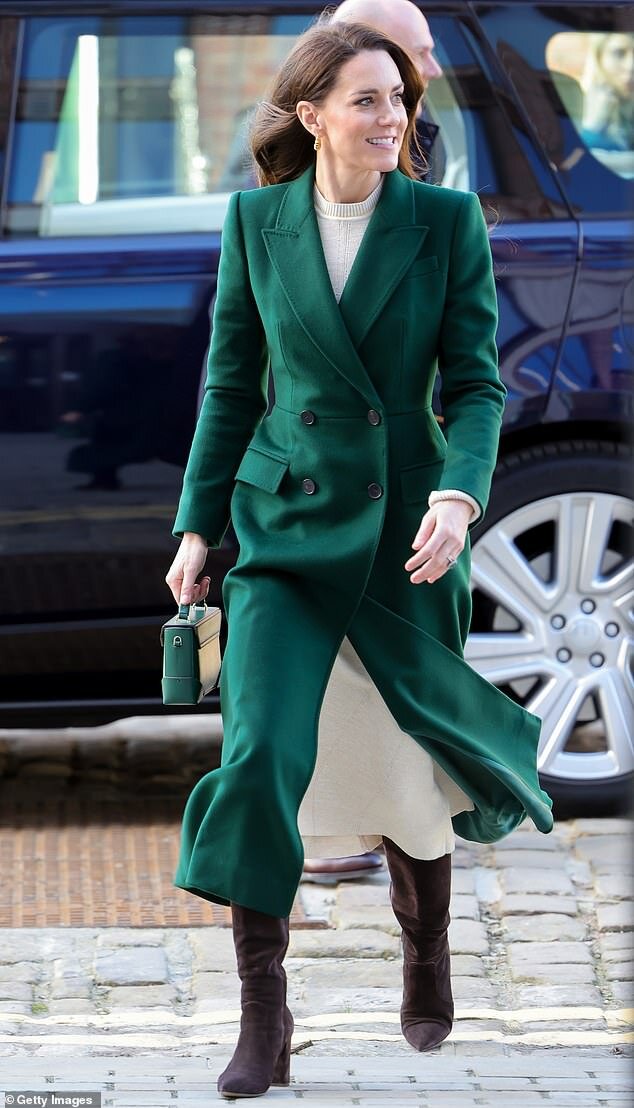 Пальто от бренда Александр Маккуин