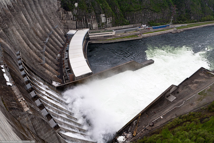Зона выклинивания подпора водохранилища это. Плотина человека. Напор воды гэс. Напор плотины. Строение плотины.
