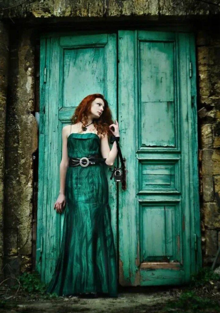 девочка закрывающая двери. девушка перед закрытой дверью. закрытая дверь. девушка на пороге. девушка у двери.