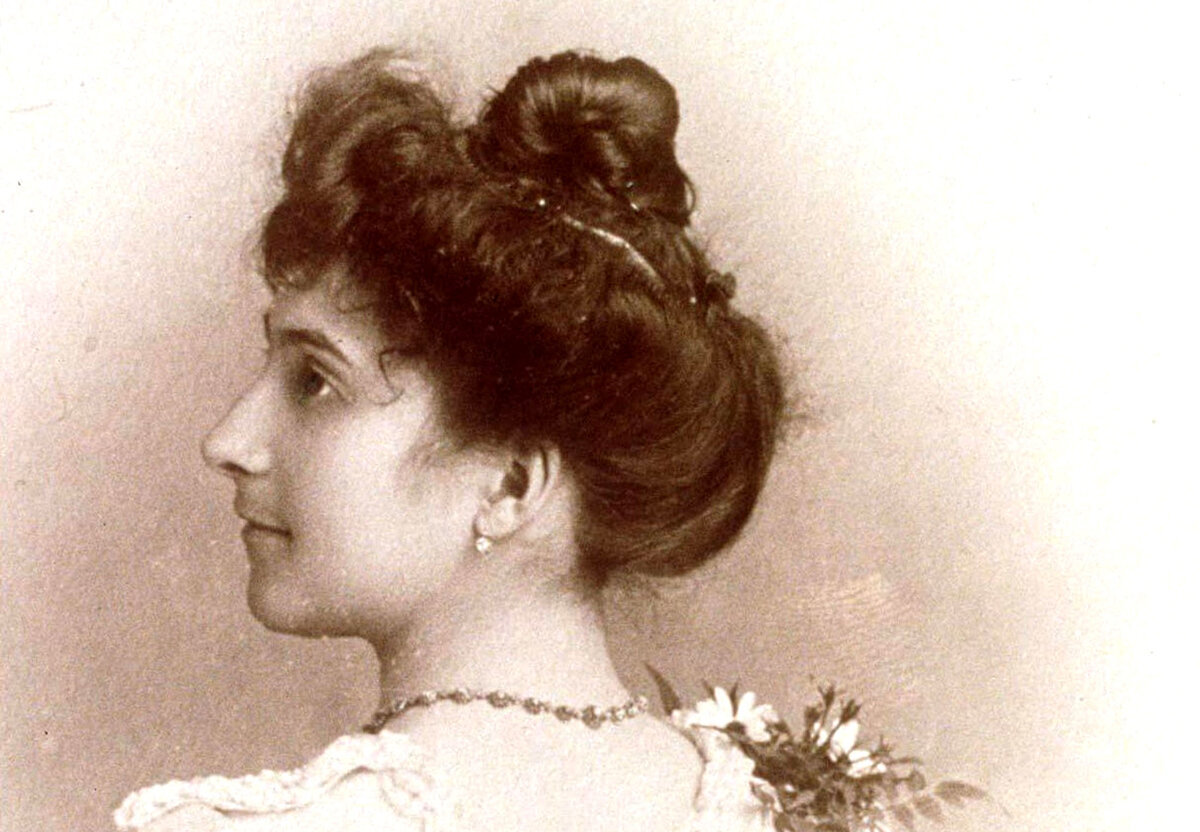 Жанна Кальман в 20 лет (1895 год). Некоторые приверженцы "теории заговора" утверждают, что это фото ее дочери Ивонн.