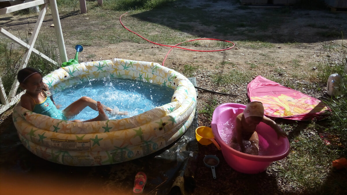 Детки купаются 😄.