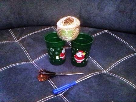 2 стаканчика, веревка, шило и ножницы - вот и всё, что нам понадобится