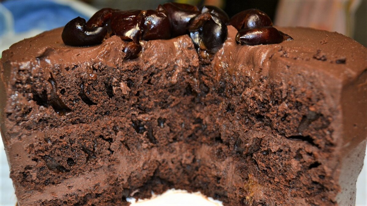 Шоколадный твороржный крем на торте. Очень вкусно и просто.