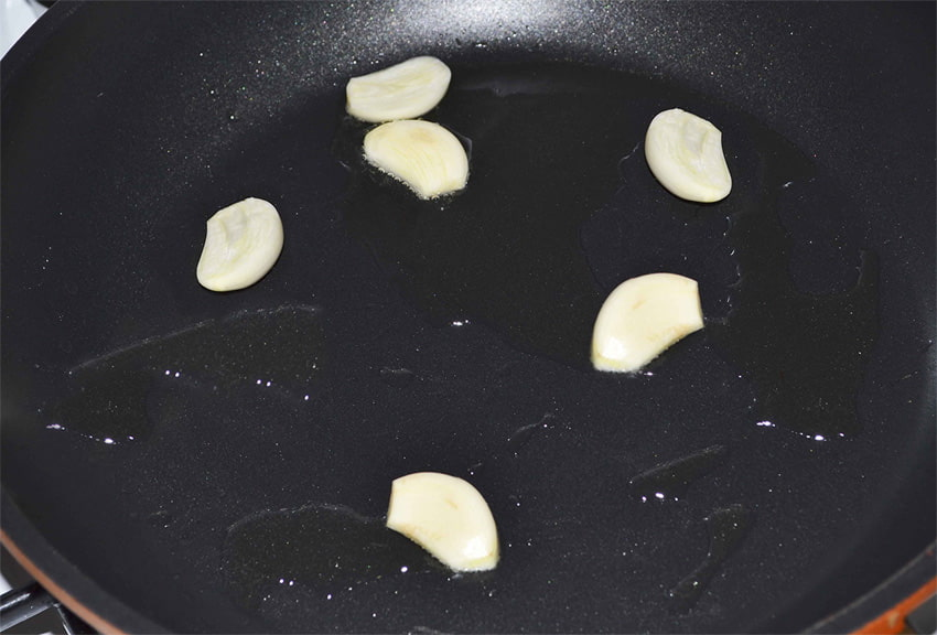 Обжарка чеснока на сковороде. Фото сайта https://edatomy.ru