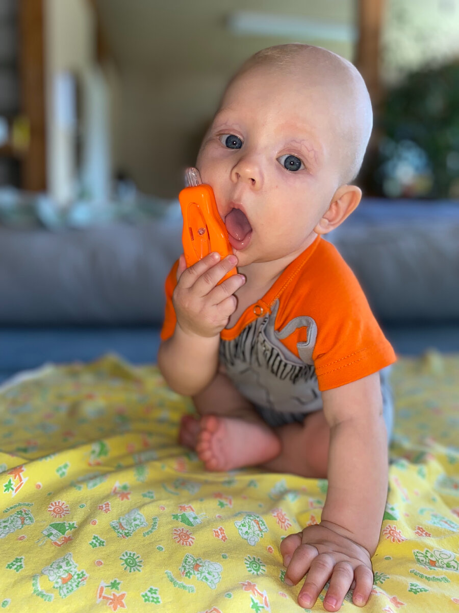 #Дети начинают тянуть все в рот в возрасте 4-5 месяцев и продолжают это делать до 2-3 лет. И это нормально! Не нужно их отучать, переучивать, тем более запрещать и стыдить.