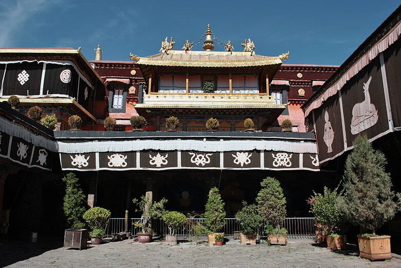 Во дворе храма