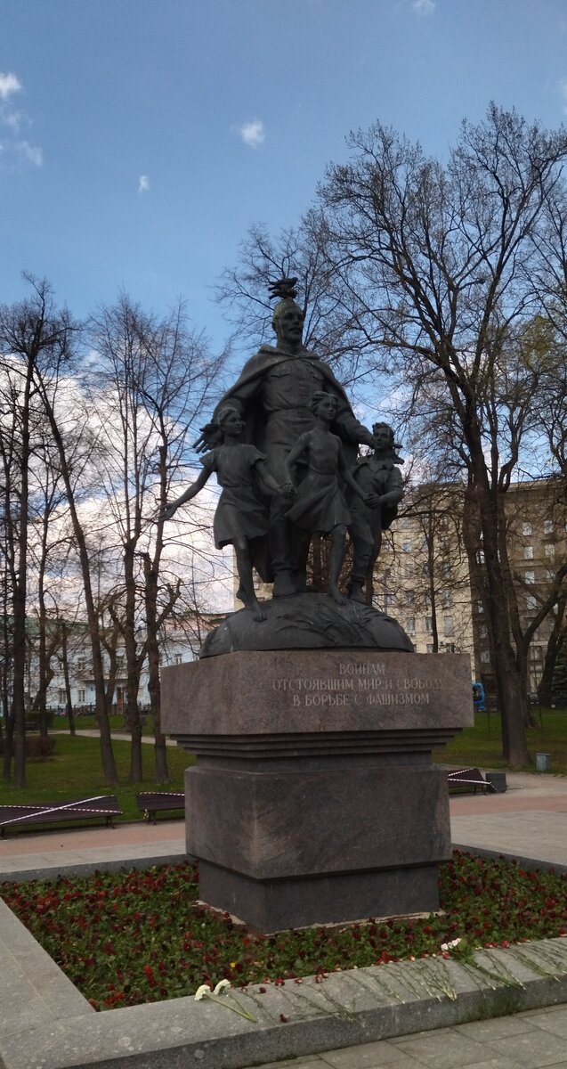 "Воинам, отстоявшим мир и свободу в борьбе с фашизмом". И голуби, вездесущие и наглые. 