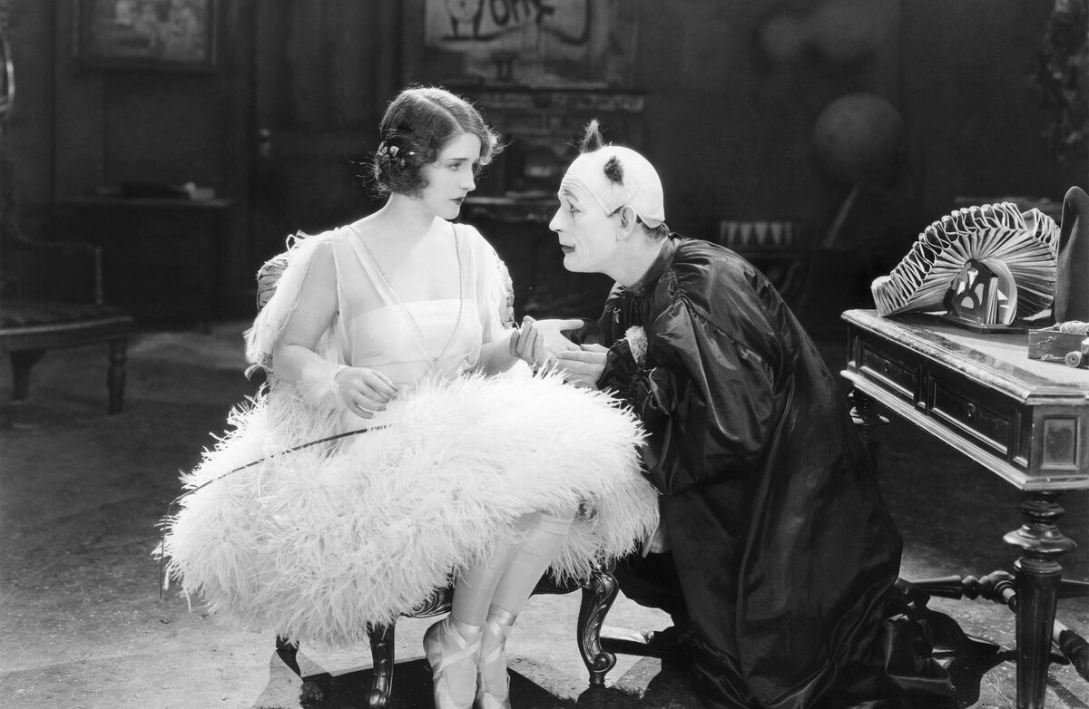 Кадр из фильма "Тот, кто получает пощечины", 1924 г.